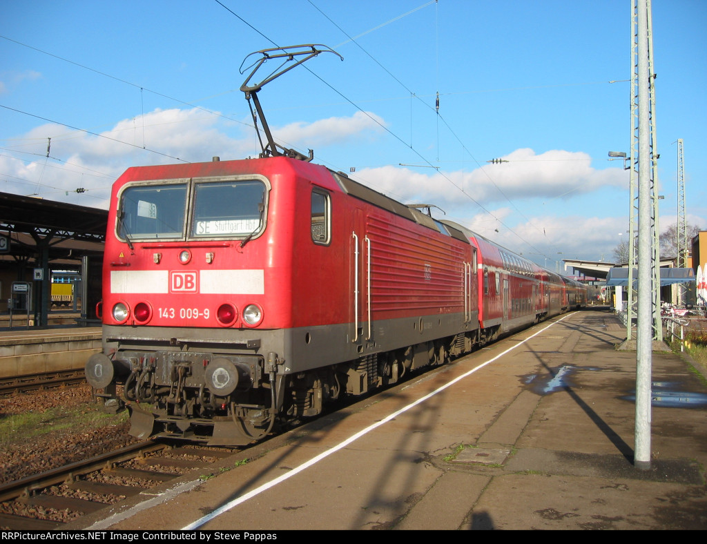 DB 143 009-9 will push this StadtExpress train to Stuttgart